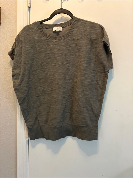 LOFT Tops - LOFT Short Sleeve Knit Top in Olive Size L